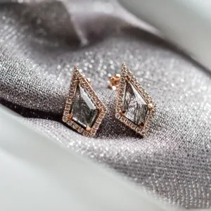 Šikmý detail náušnic ALEXIS s rutilovými křišťály a bočními diamanty