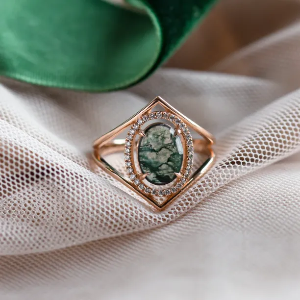 Close-up of the PINIA gold ring with moss agate and diamonds