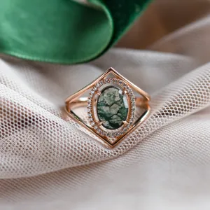 Close-up of the PINIA gold ring with moss agate and diamonds