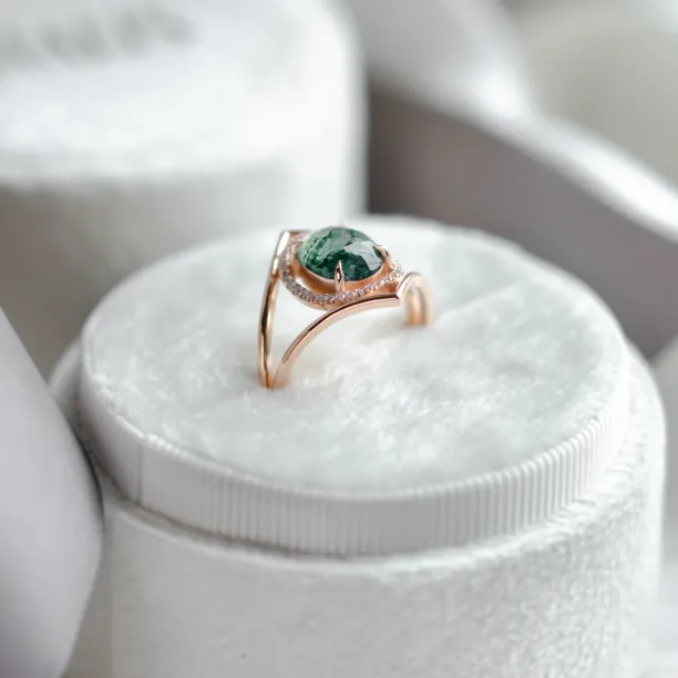 Angled view of the PINIA gold ring with moss agate and diamonds