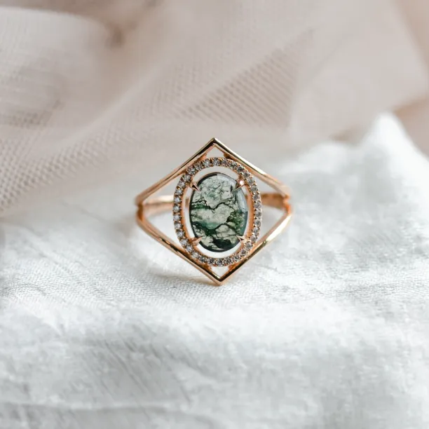 Front view of the gold PINIA ring with moss agate and diamonds
