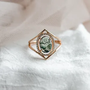Front view of the gold PINIA ring with moss agate and diamonds