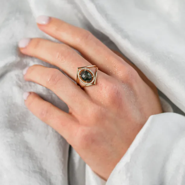 Top view of the gold PINIA ring with moss agate and diamonds on a hand