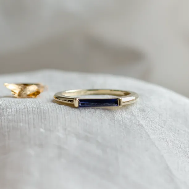 Close-up of the CYNTHIA gold ring with a laboratory sapphire in baguette shape