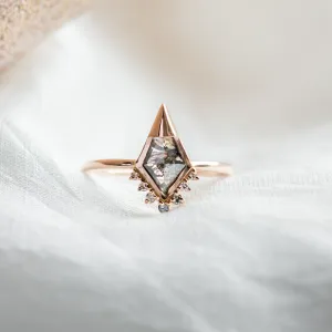 Netradiční zásnubní prsten se salt and pepper diamantem a bočními diamanty ADIRA