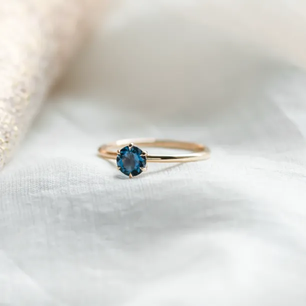 Zásnubní prsten MARGARET s london blue topazem v růžovém zlatě