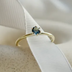 Detail osazení prstenu MARGARET s london blue topazem