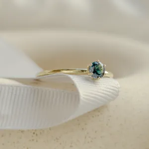 Detailní boční pohled na zásnubní prsten MARGARET s london blue topazem