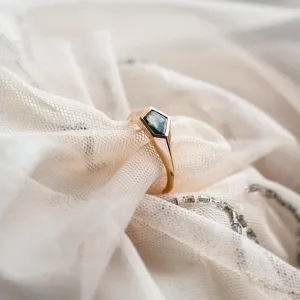 Original gold ring with an asymmetric teal sapphire TAYLOR Thumbnail