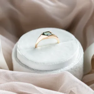 Original gold ring with an asymmetric teal sapphire TAYLOR Thumbnail