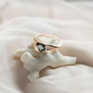 Original gold ring with an asymmetric teal sapphire TAYLOR Thumbnail