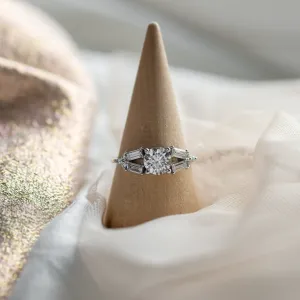 Front view of the GINNY ring with round and baguette-shaped moissanites