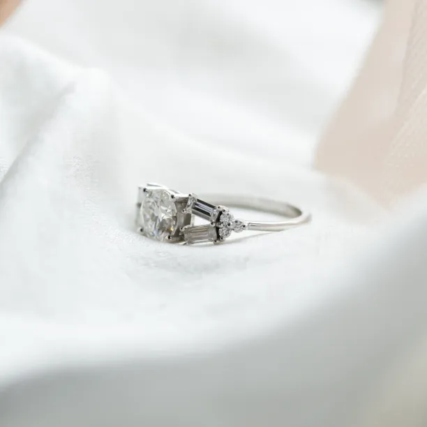 Side detail of the GINNY atypical ring with moissanites