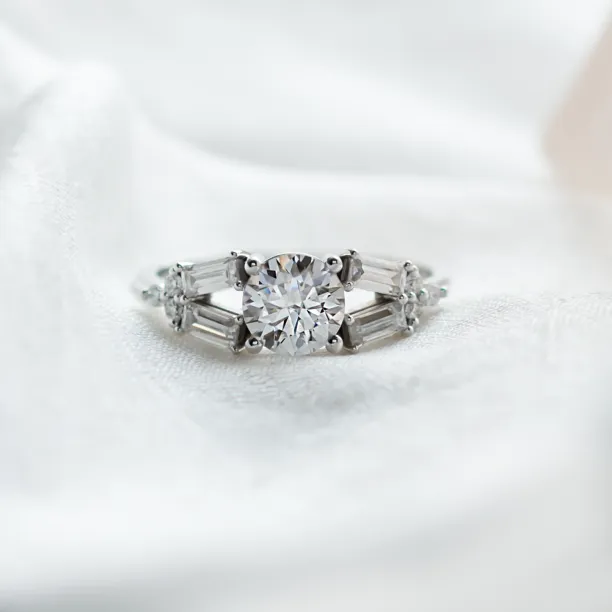 Atypical GINNY ring with round and baguette-shaped moissanites