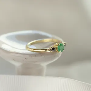 Side view of the KIM gold ring with emerald and salt and pepper diamonds