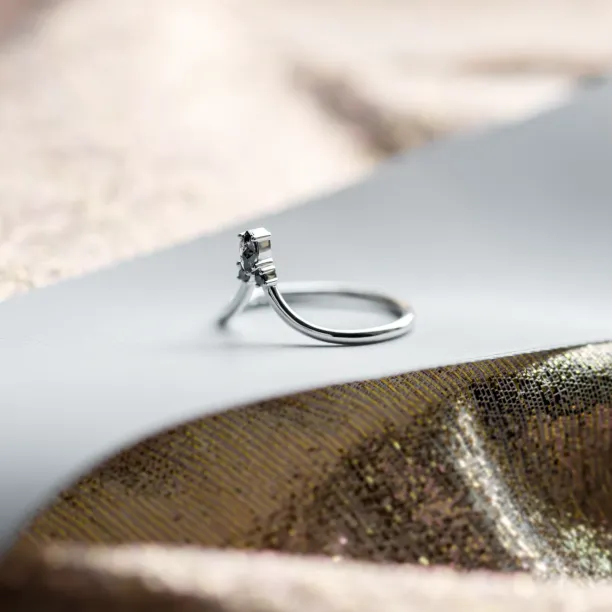 Curved gold ring with salt and pepper diamond LEILA Image