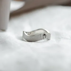 Detail pánského zlatého prstenu CHARLIE s diamantem salt and pepper ve tvaru kite