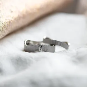 Šikmý pohled na pánský zlatý prsten CHARLIE s výrazným diamantem ve tvaru kite