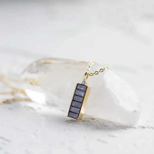 Gold pendant with salt and pepper diamonds and classic diamond EVERLY Image