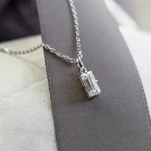 Detail zlatého přívěsku ABIGAIL s baguette moissanitem z úhlu