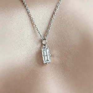 Zlatý přívěsek ABIGAIL s baguette moissanitem na řetízku, detail