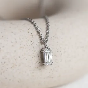 Detail zlatého přívěsku CARRIE s baguette moissanitem z úhlu