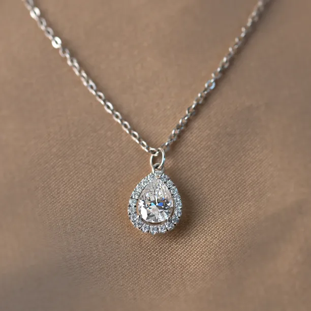Detailní záběr zlatého přívěsku GLORY s pear moissanitem