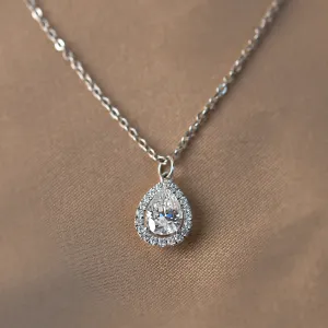 Detailní záběr zlatého přívěsku GLORY s pear moissanitem