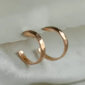 Detail zlatých kruhových náušnic BREE s nerovnoměrně strukturovaným povrchem
