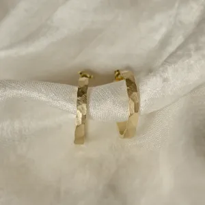 Detail zlatých kruhových náušnic BREE s nerovnoměrným tvarem
