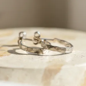 Detail zlatých kruhových náušnic BREE s puzetovým zapínáním