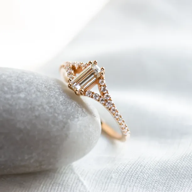 Detailní šikmý pohled na baguette moissanit prstenu BLAIRE