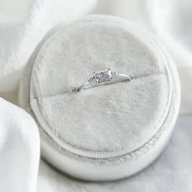 Original engagement ring with moissanite GLOW Image