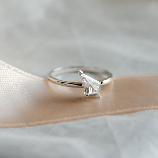 Close-up of the JODIE gold ring and its kite moissanite