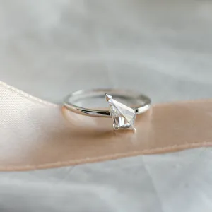 Close-up of the JODIE gold ring and its kite moissanite