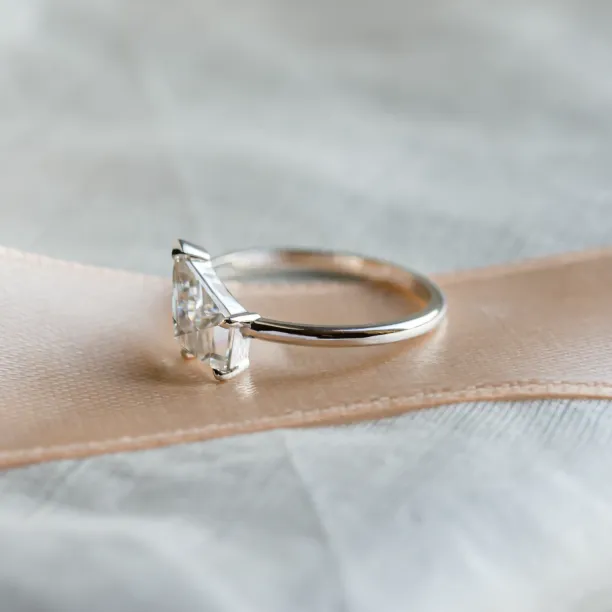 Side view of the JODIE gold ring with kite moissanite
