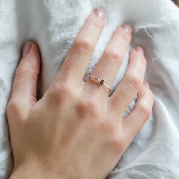 Zlatý prsten KRISTEN s hnědým diamantem na ruce