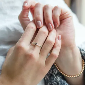 Zlatý prsten KRISTEN s hnědým diamantem nošený na ruce