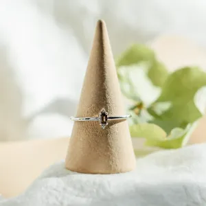 Zlatý prsten KRISTEN s hnědým diamantem na stojánku