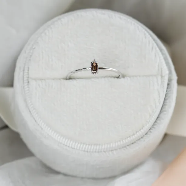 Detail zlatého prstenu KRISTEN s hnědým diamantem