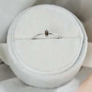 Detail zlatého prstenu KRISTEN s hnědým diamantem