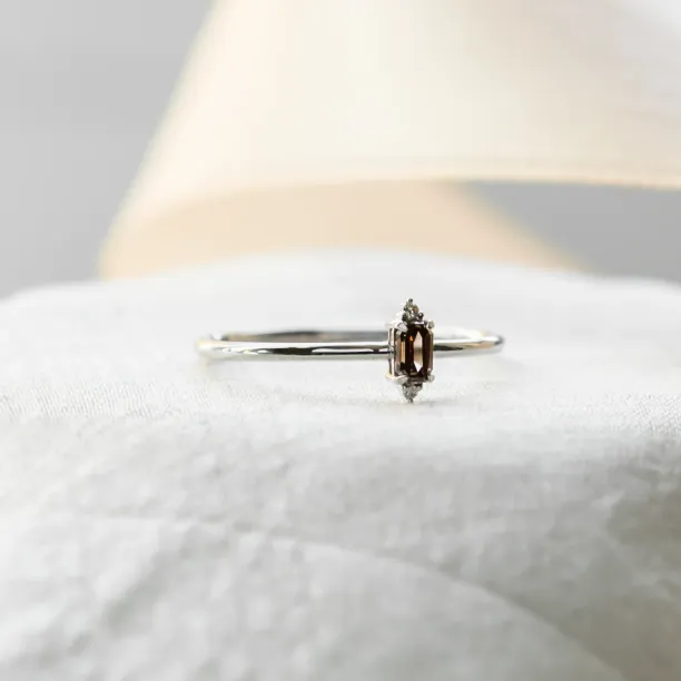 Zlatý prsten KRISTEN s hnědým diamantem v šikmém pohledu