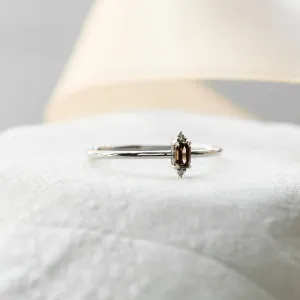 Zlatý prsten KRISTEN s hnědým diamantem v šikmém pohledu