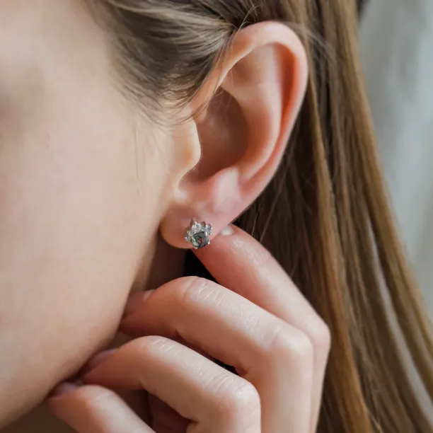 Detail zlaté náušnice JASMINE s mechovým achátem a diamanty na uchu