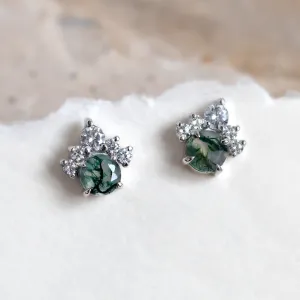 Šikmý pohled na zlaté náušnice JASMINE s mechovým achátem a diamanty