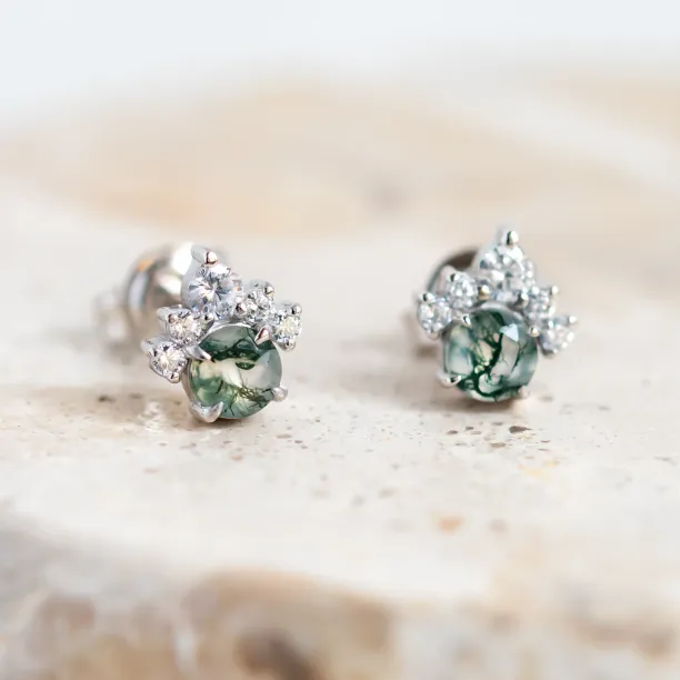 Detail zlatých náušnic JASMINE s mechovým achátem a diamanty