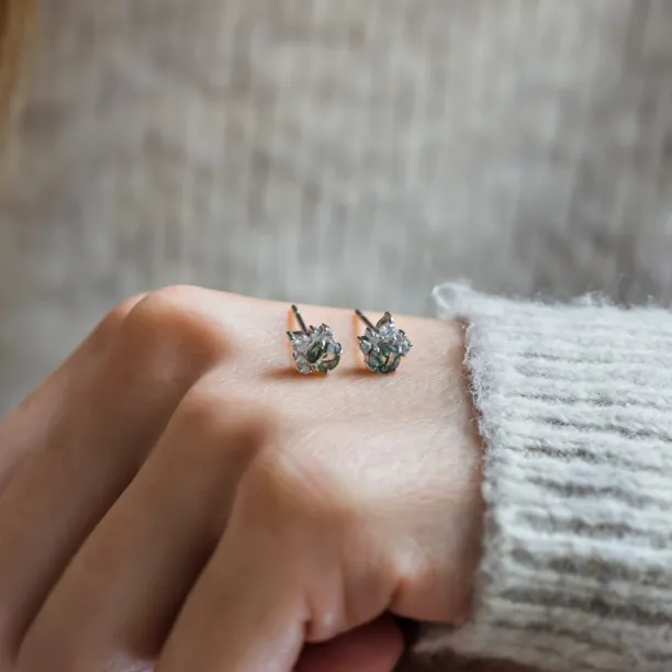 Zlaté náušnice JASMINE s mechovým achátem a diamanty položené na ruce