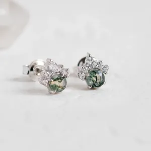 Detail zlatých náušnic JASMINE s mechovým achátem a diamanty s viditelnými tyčinkami