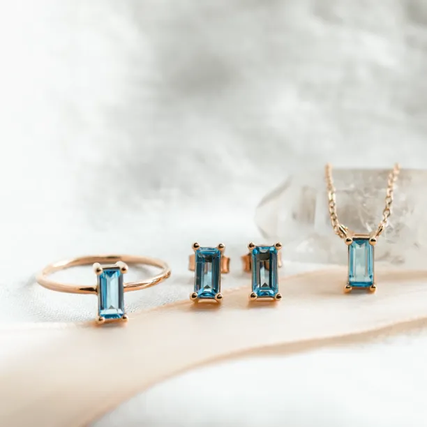 Gold earrings with Swiss blue topaz THUN Image