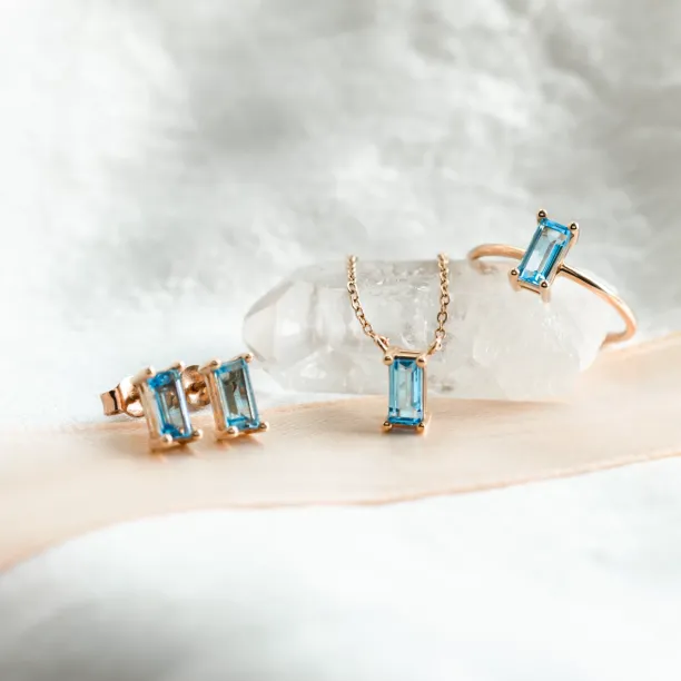 Gold earrings with Swiss blue topaz THUN Image